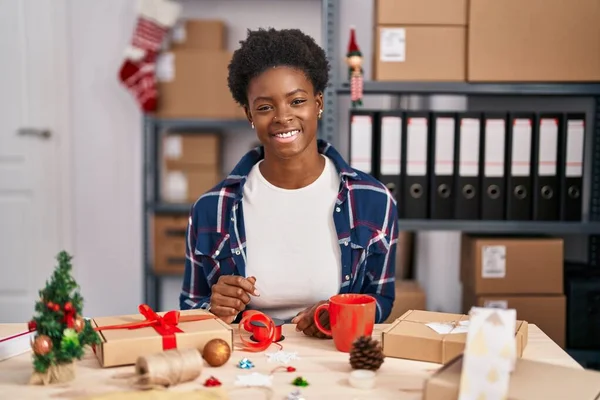 Африканская Американка Работающая Маленьком Бизнесе Украшая Рождество Счастливой Прохладной Улыбкой — стоковое фото