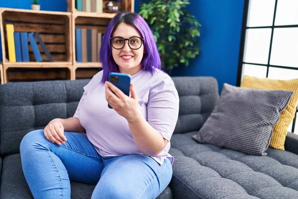 Young Beautiful Size Woman Using Smartphone Sitting Sofa Home — Φωτογραφία Αρχείου