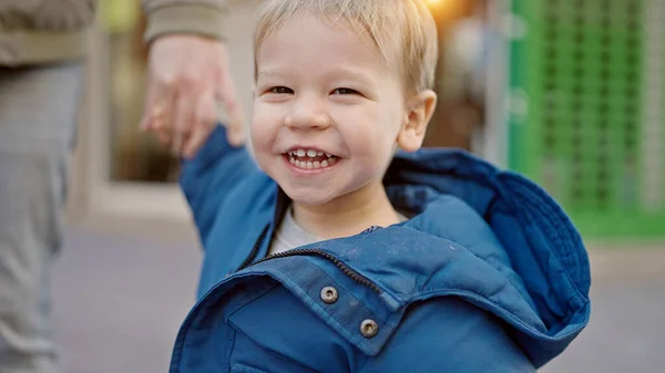 Beyaz Çocuk Sokakta Babamla Ele Tutuşurken Gülümsüyor — Stok fotoğraf
