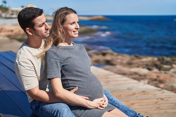 Mann Und Frau Umarmen Sich Und Erwarten Baby Meer — Stockfoto