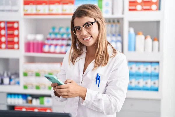 Young Woman Pharmacist Using Smartphone Working Pharmacy — Stock fotografie