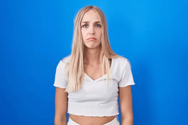 Mladá Běloška Stojící Nad Modrým Pozadím Depresi Strachující Úzkost Plakala — Stock fotografie