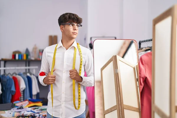 Young Hispanic Teenager Tailor Standing Relaxed Expression Tailor Shop — Stock Photo, Image