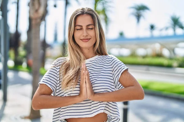 Young Blonde Woman Doing Yoga Exercise Park — Stock Fotó
