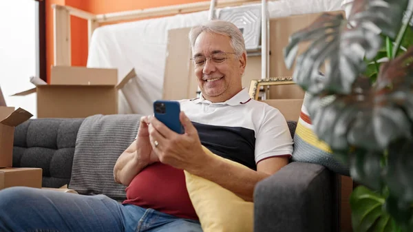 Homem Meia Idade Com Cabelos Grisalhos Sorrindo Confiante Usando Smartphone — Fotografia de Stock