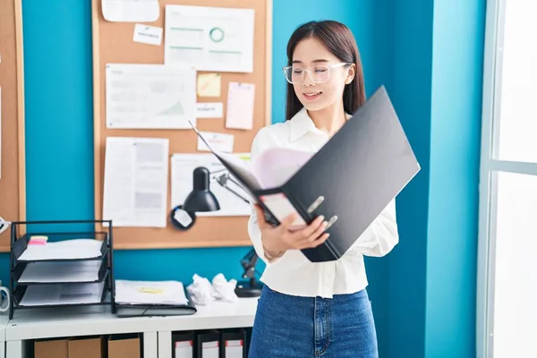 若い中国人女性ビジネスワーカーオフィスでドキュメントを読む — ストック写真
