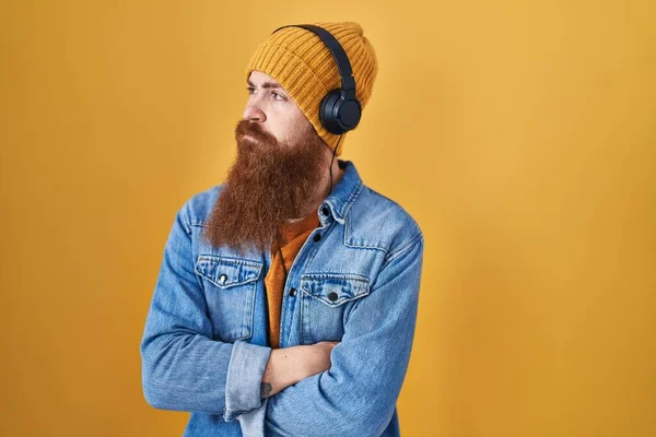 Uomo Caucasico Con Barba Lunga Ascoltare Musica Con Cuffie Guardando — Foto Stock