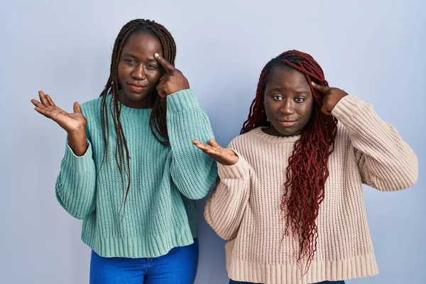 Dvě Africké Ženy Stojící Nad Modrým Pozadím Zmatené Otrávené Otevřenou — Stock fotografie