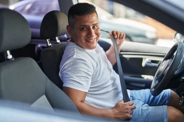 Jonge Latijnse Man Glimlacht Zelfverzekerd Het Dragen Van Autogordel Straat — Stockfoto