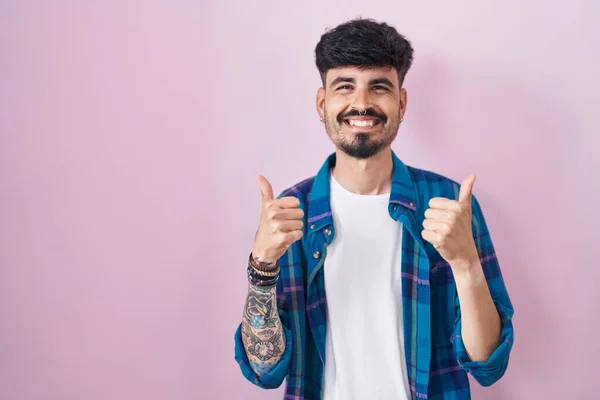 Jonge Spaanse Man Met Baard Die Roze Achtergrond Succes Teken — Stockfoto