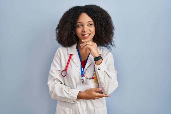 Junge Afrikanisch Amerikanische Frau Arztuniform Und Stethoskop Mit Hand Kinn — Stockfoto