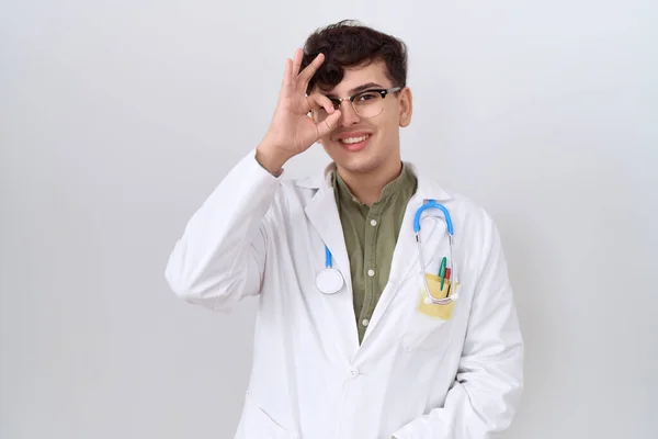 Jeune Homme Non Binaire Portant Uniforme Médecin Stéthoscope Faisant Geste — Photo