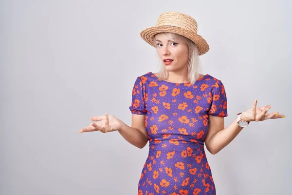 Young Caucasian Woman Wearing Flowers Dress Summer Hat Clueless Confused — Stock Photo, Image