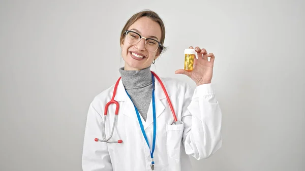 Junge Kaukasische Ärztin Hält Pillen Über Isoliertem Weißen Hintergrund — Stockfoto