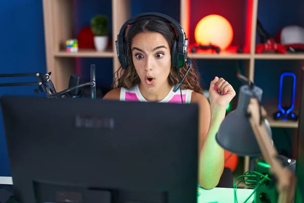 Young Hispanic Woman Playing Video Games Scared Amazed Open Mouth — Stock Photo, Image