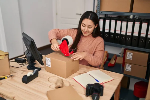 Genç Spanyol Kadın Ecommerce Işçisi Ofiste Karton Kutu Paketliyor — Stok fotoğraf