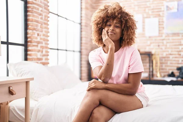 Afro Amerikalı Kadın Yatak Odasındaki Koltukta Kendinden Emin Bir Şekilde — Stok fotoğraf