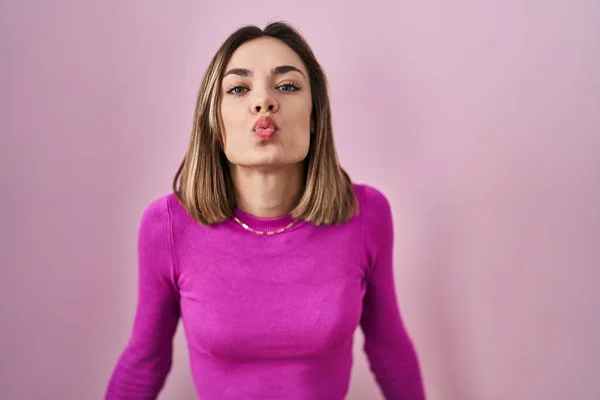 Hispanic Woman Standing Pink Background Looking Camera Blowing Kiss Air — Fotografia de Stock