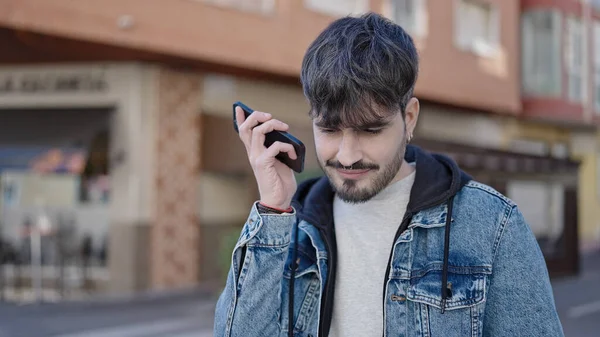 Genç Spanyol Adam Kahve Dükkanının Terasında Sesli Mesaj Dinliyor — Stok fotoğraf