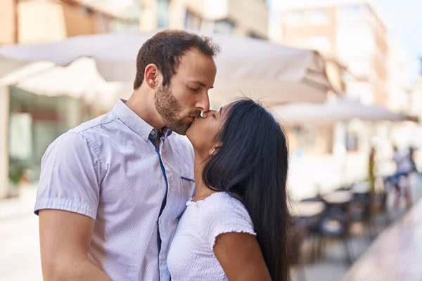 Man Woman Interracial Couple Hugging Each Other Kissing Street — Foto Stock