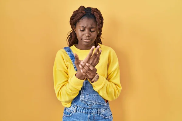 Afrikaanse Vrouw Staande Gele Achtergrond Lijden Pijn Handen Vingers Artritis — Stockfoto