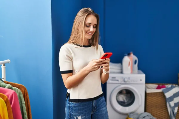 Mladá Blondýnka Žena Úsměvem Jistý Pomocí Smartphone Prádelně — Stock fotografie