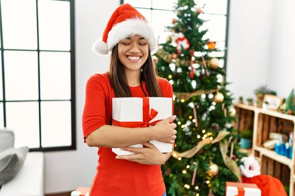 Jovem Mulher Latina Abraçando Presente Pela Árvore Natal Casa — Fotografia de Stock