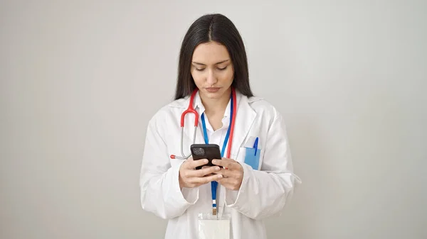 Jovem Bela Mulher Hispânica Médico Usando Smartphone Sobre Fundo Branco — Fotografia de Stock