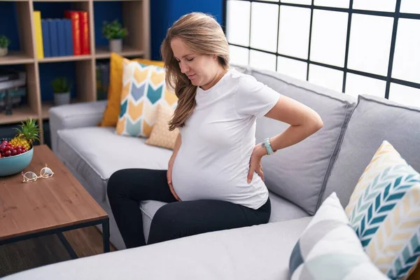 Mladá Těhotná Žena Trpí Bolestí Zad Sedí Pohovce Doma — Stock fotografie