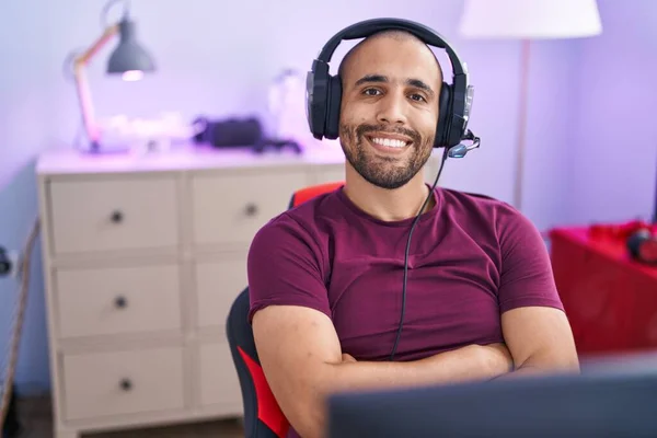Young Latin Man Streamer Smiling Confident Sitting Arms Crossed Gesture - Stock-foto
