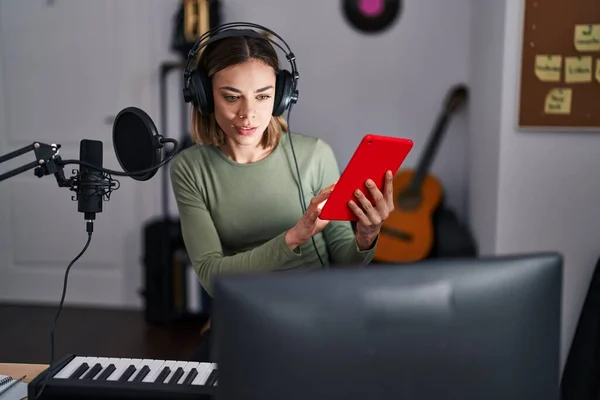 Young Beautiful Hispanic Woman Musician Using Touchpad Music Studio — Foto de Stock