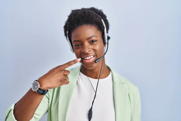 Afroamerikanerin Mit Callcenter Agenten Headset Lächelt Fröhlich Und Zeigt Mit — Stockfoto
