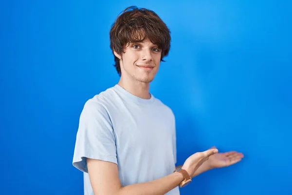 Hispanic Young Man Standing Blue Background Inviting Enter Smiling Natural — Stock Photo, Image