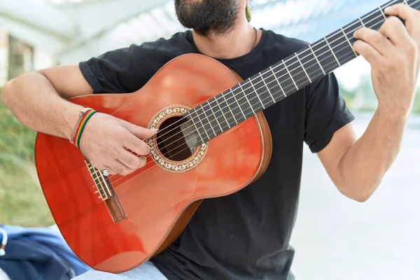 若いですヒスパニック男ミュージシャン遊びますクラシックギターで公園 — ストック写真