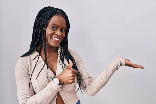 Afrikaanse Vrouw Met Vlechten Staan Witte Achtergrond Tonen Palm Hand — Stockfoto