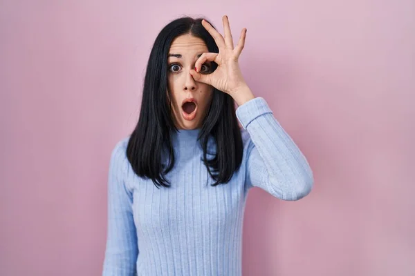 Hispanic Woman Standing Pink Background Doing Gesture Shocked Surprised Face — Stock Photo, Image