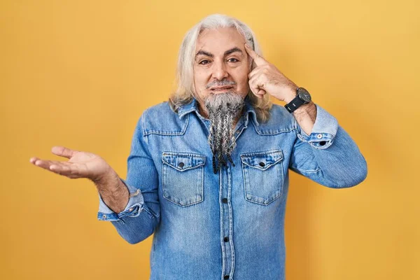 Sarı Arka Planda Duran Gri Saçlı Orta Yaşlı Bir Adam — Stok fotoğraf