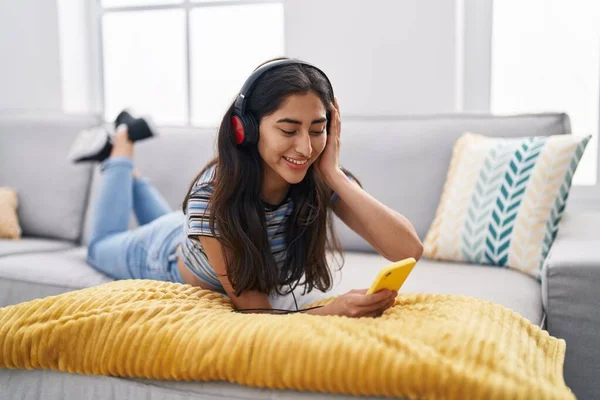 Jong Hispanic Meisje Luisteren Naar Muziek Liggend Bank Thuis — Stockfoto
