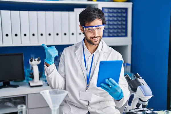 Snygg Latin Man Som Arbetar Forskare Laboratorium Med Tablett Pekar — Stockfoto