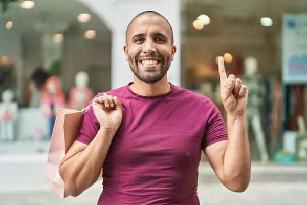 Hombre Hispano Con Barba Sosteniendo Bolsas Aire Libre Sonriendo Con —  Fotos de Stock