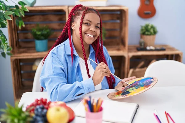アフリカ系アメリカ人女性アーティスト笑顔自信を持って絵のノートブックに自宅 — ストック写真