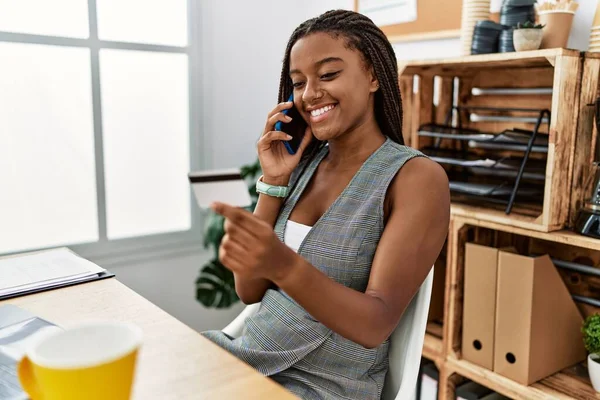 Mladá Africká Americká Žena Obchodní Pracovník Mluví Smartphone Pomocí Kreditní — Stock fotografie