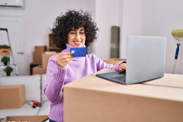 Young Middle East Woman Using Laptop Credit Card New Home — Stock Photo, Image