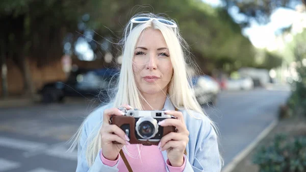 Young Blonde Woman Tourist Using Vintage Camera Street — ストック写真