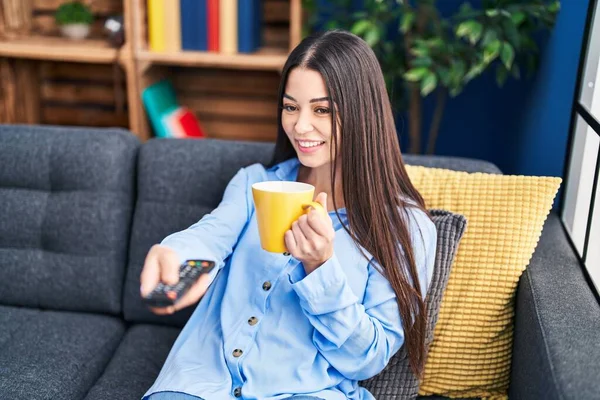 Young Beautiful Hispanic Woman Watching Movie Drinking Coffee Home — Fotografia de Stock