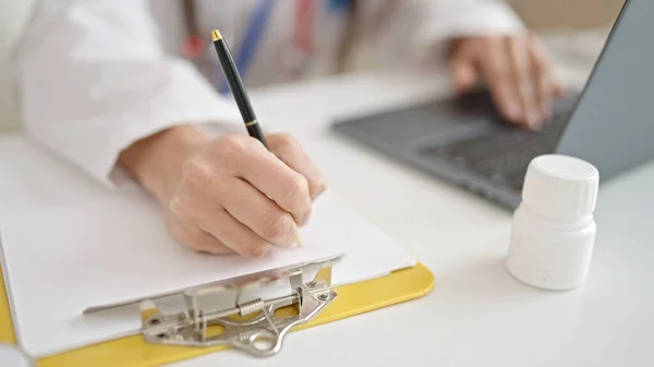 Jovem Bela Mulher Hispânica Médico Usando Laptop Escrevendo Relatório Médico — Fotografia de Stock