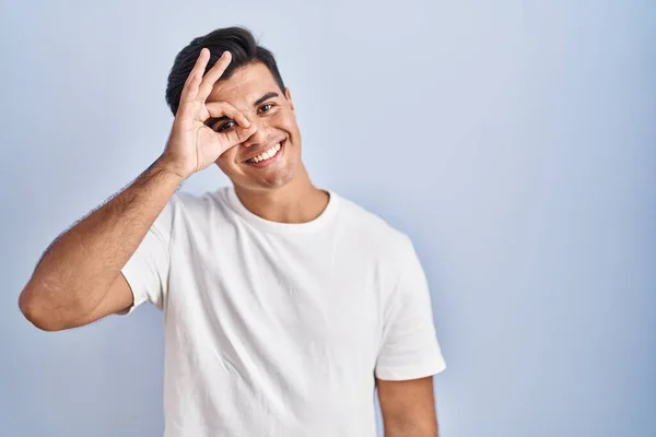 Hispanic Man Standing Blue Background Doing Gesture Hand Smiling Eye — Stock fotografie