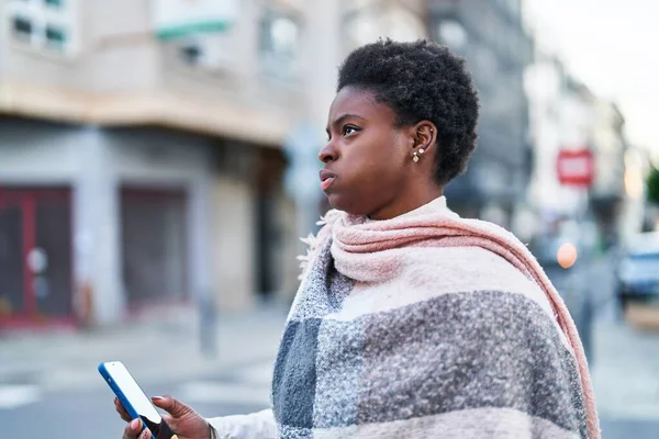 Afričanky Americká Žena Strach Pomocí Smartphone Ulici — Stock fotografie