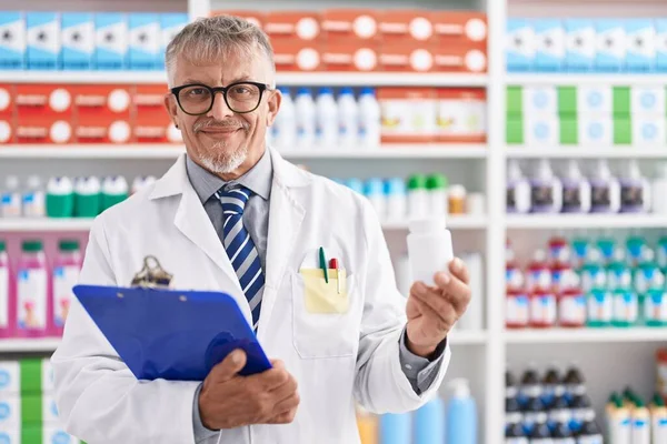 Homem Cabelos Grisalhos Meia Idade Farmacêutico Leitura Documento Segurando Pílulas — Fotografia de Stock