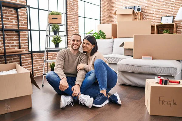 Man Woman Couple Hugging Each Other Sitting Floor New Home — Stock Photo, Image